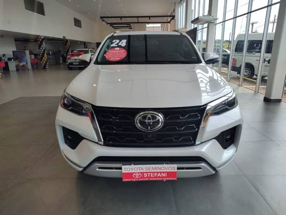 TOYOTA HILUX SW4 2.8 D-4D TURBO DIESEL SRX 7L 4X4 AUTOMÁTICO